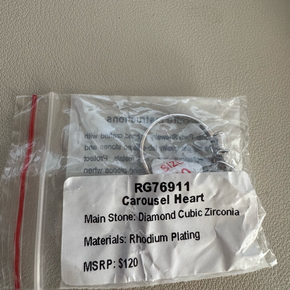 β¨ Carousel Heart Ring β¨ bomb party - Picture 2 of 7